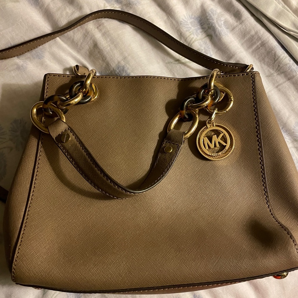 Pristine Michael Kors handbag (can be crossbody) beautiful tortoise links handle